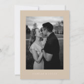 Beigeミニマル文字と写真日付を保存 招待状 (裏面)