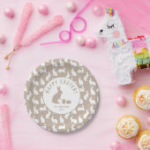 Beige And White Bunny Pattern Happy Easter ペーパープレート (パーティー)