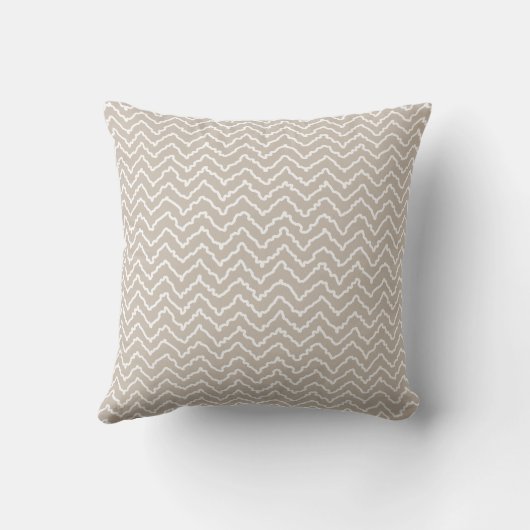 Beige And White Squiggly Chevron Zigzag Pattern クッション (裏面)