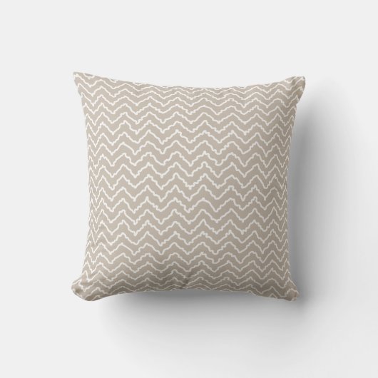 Beige And White Squiggly Chevron Zigzag Pattern クッション (正面)