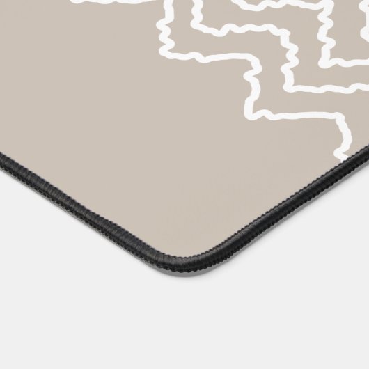 Beige And White Squiggly Chevron Zigzag Pattern デスクマット (コーナー)