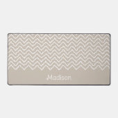 Beige And White Squiggly Chevron Zigzag Pattern デスクマット (正面)