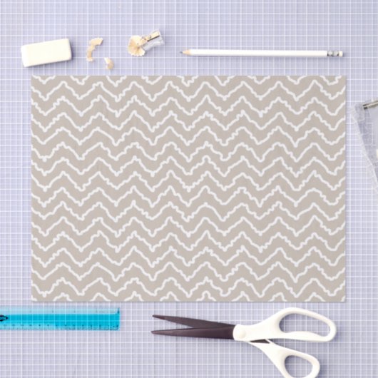 Beige And White Squiggly Chevron Zigzag Pattern 薄葉紙 (クラフト)