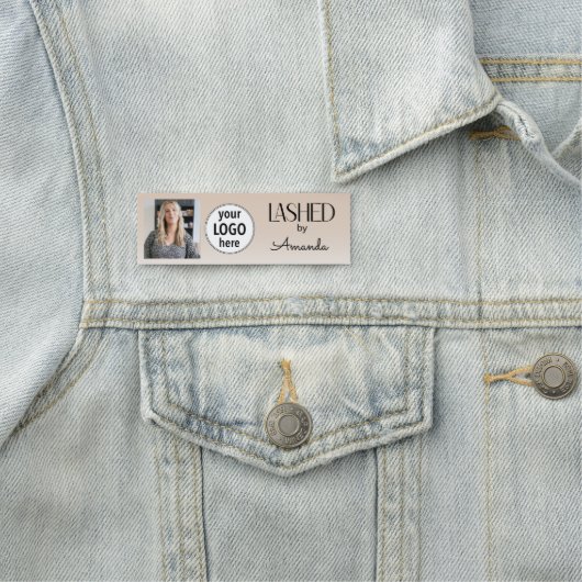 Beige Blush Lashed Minimal Logo Photo  名札 (インサイチュ)