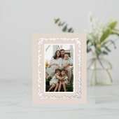 Beige Holly n Pine Border Photo Holiday Christmas 箔シーズンポストカード (立ち正面)