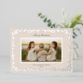 Beige Holly Pine Border Photo Holiday Christmas 箔シーズンカード (立ち正面)