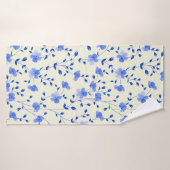 Beige towel with blue flowers - Elegant bath towel バスタオル (バスタオル)