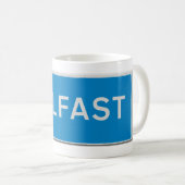 Belfast road sign コーヒーマグカップ (正面右)