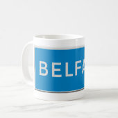 Belfast road sign コーヒーマグカップ (正面左)