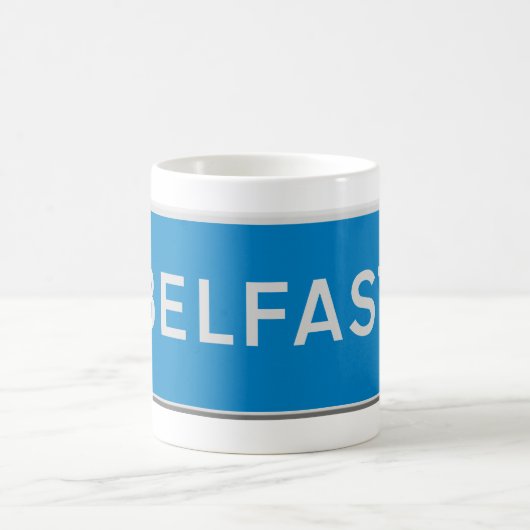 Belfast road sign コーヒーマグカップ (中央)