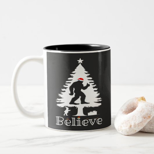 Believe Bigfoot Cryptozoology Christmas Tree ツートーンマグカップ (ドーナツ)