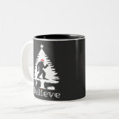 Believe Bigfoot Cryptozoology Christmas Tree ツートーンマグカップ (正面左)
