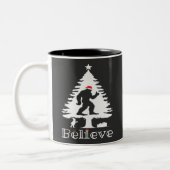 Believe Bigfoot Cryptozoology Christmas Tree ツートーンマグカップ (左)