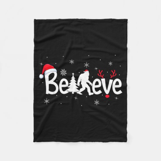 Believe Bigfoot Sasquatch Reindeer Santa Hat Merry フリースブランケット (正面)