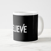 BELIEVE Bold Typography Motivational Design ジャンボコーヒーマグカップ (正面右)