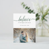 Believe Holiday Green Handwritten Font White Photo シーズンポストカード (スタンド正面)