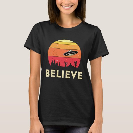 Believe In UFOs UFO Believer Alien Ufology Flying  Tシャツ (正面)