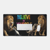 Believe in Yourself – Roaring Lion & Meerkat Motiv デスクマット (キーボード&マウス)