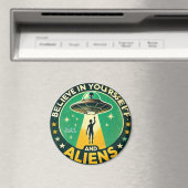 Believe in Yourself with Aliens Round Sign マグネット (インサイチュ (食洗機))