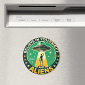 Believe in Yourself with Aliens Round Sign マグネット (インサイチュ (食洗機))