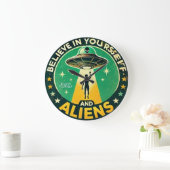 Believe in Yourself with Aliens Round Sign ラージ壁時計 (ホーム)
