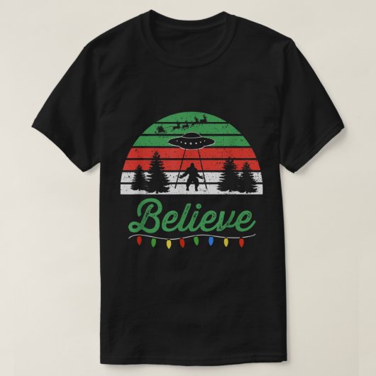 Believe UFO Bigfoot Christmas Retro Design Tシャツ (デザイン正面)