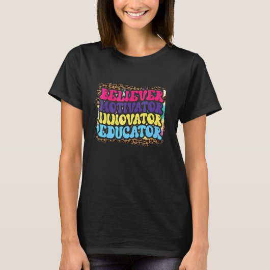 Believer Motivator Innovator Educator Leopard Teac Tシャツ (正面)