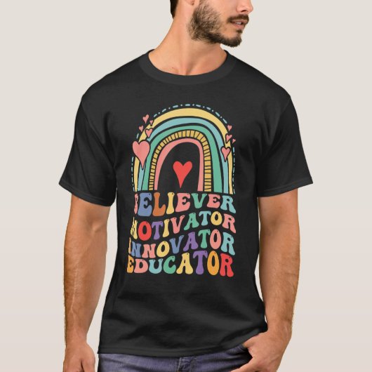 Believer Motivator Innovator Educator Retro Teache Tシャツ (正面)