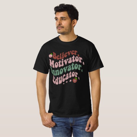 Believer Motivator Innovator Educator Teacher Gift Tシャツ (正面フル)