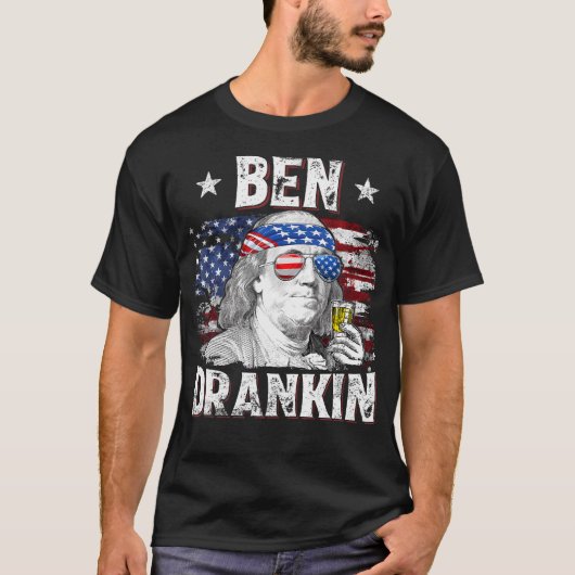 Ben Drankin 7月4日アメリカ国旗の男性がビールを飲む Tシャツ (正面)