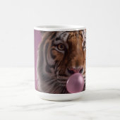 Bengal Tiger Portrait Blowing Pink Bubblegum コーヒーマグカップ (中央)