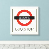 Benidorm Bus Stop キャンバスプリント (インサイチュ (ウッドフロア))