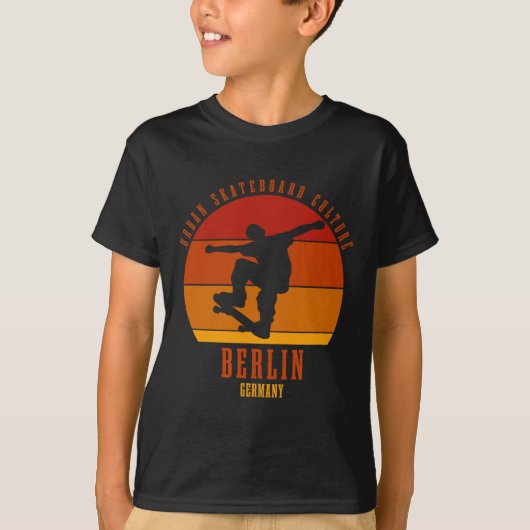Berlin Germany Skateboarder Urn Skateboarding 3  Tシャツ (正面)