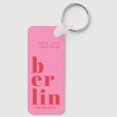 Berlin Germany typography pink red キーホルダー (裏面)
