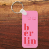 Berlin Germany typography pink red キーホルダー (正面)