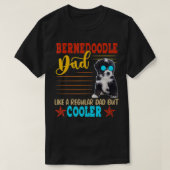 Bernedoodle Dad Funny Definition Cooler Dog Sungla Tシャツ (デザイン正面)