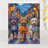 Bernedoodle Dogs Trick-or-Treating in Halloween Co カード (黄色い花)