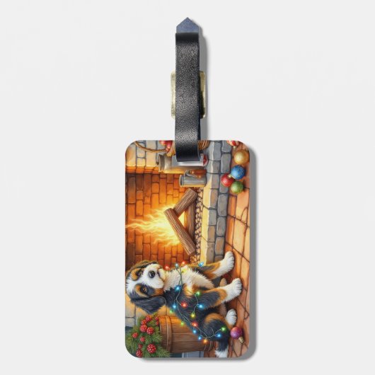 Bernedoodle Fireplace with Christmas Lights ラゲッジタグ (裏面縦)