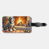 Bernedoodle Fireplace with Christmas Lights ラゲッジタグ (裏面横)