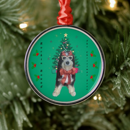 Bernedoodle in Christmas Outfit Rockin Round Tree メタルオーナメント (ツリー)