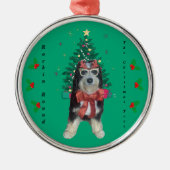 Bernedoodle in Christmas Outfit Rockin Round Tree メタルオーナメント (正面)