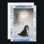 Bernese Mountain Dog In Snow Winter View写真 シーズンカード<br><div class="desc">雪の中で私たちのベルネ魅力的ス山犬と喜びと応援を広げる冬のビュー写真のホリデーカード。このクリスマスカードは、雪景色を楽しむベルネーゼ山犬の絵のような風景を展示している。家族カスタマイズや友達にとって大切な記念touchとなる心のこもったメッセージを持つカード。この祝愛らしい犬をテーマにしたホリデーカードでシーズンの魔法。</div>