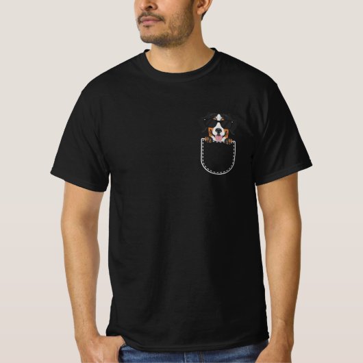 Bernese Mountain Dog In The Breast Pocket Tシャツ (正面)