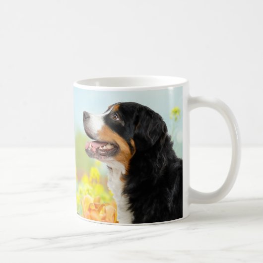 Bernese Mountain dog in the flower garden コーヒーマグカップ (右)