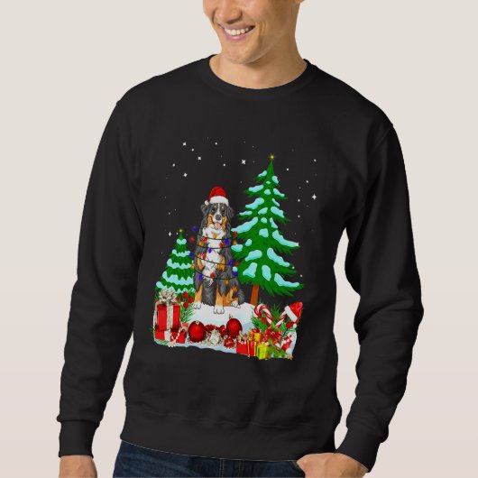 Bernese Mountain Dog Wearing Christmas Hat Tree Li スウェットシャツ (正面)