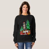 Bernese Mountain Dog Wearing Christmas Hat Tree Li スウェットシャツ (正面フル)