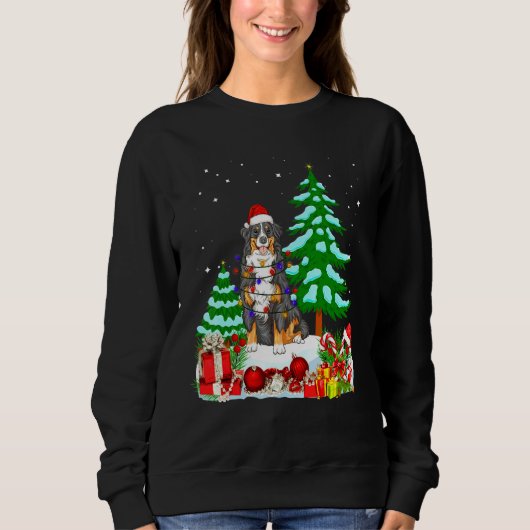 Bernese Mountain Dog Wearing Christmas Hat Tree Li スウェットシャツ (正面)