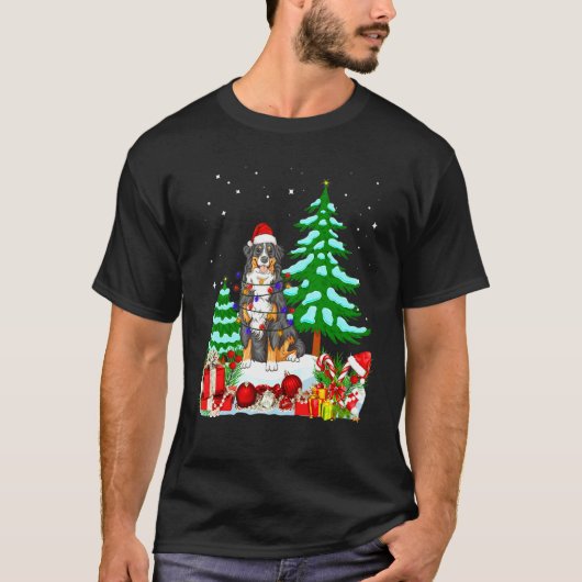 Bernese Mountain Dog Wearing Christmas Hat Tree Li Tシャツ (正面)