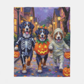 Bernese Mountain Trick-or-Treating In Halloween  フリースブランケット (正面)
