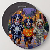 Bernese Mountain Trick-or-Treating In Halloween  缶バッジ (正面&裏面)